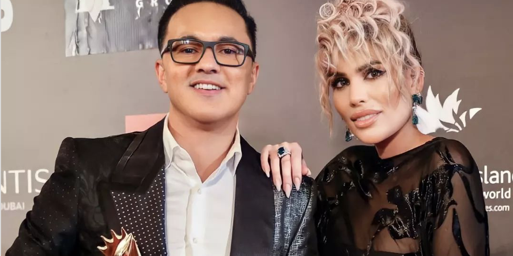 رفقة زوجته.. الموزع ريدوان يتسلم جائزة الموريكس دور بدبي