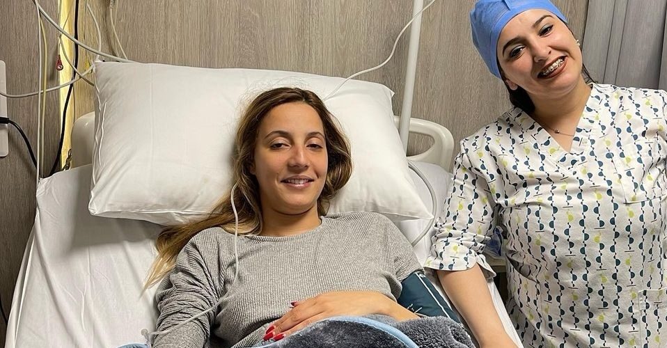 (بسبب الإرهاق والتعب.. الفنانة لبنى الجوهري تنقل إلى المستشفى(صور