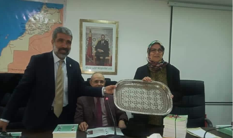 أهدوها « صينية » وكتبا.. فايسبوكيون ينتقدون حفل تكريم أستاذة جامعية