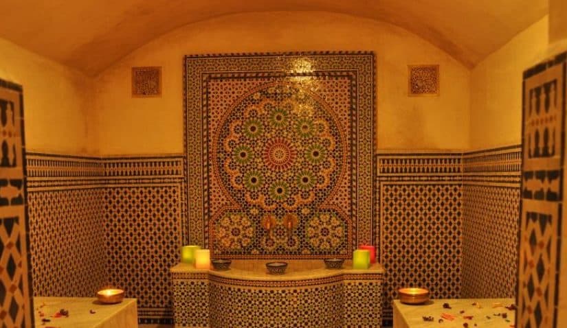 العيالات فاتو الرجال.. شحال كيستهلك كل فرد ديال الما فالحمامات؟ (فيديو)