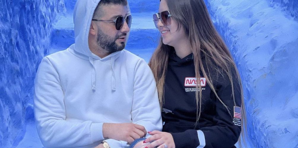 بعد أشهر على زواجهما.. الفيلالي وزوجته يتبادلان عبارات الحب (صورة)