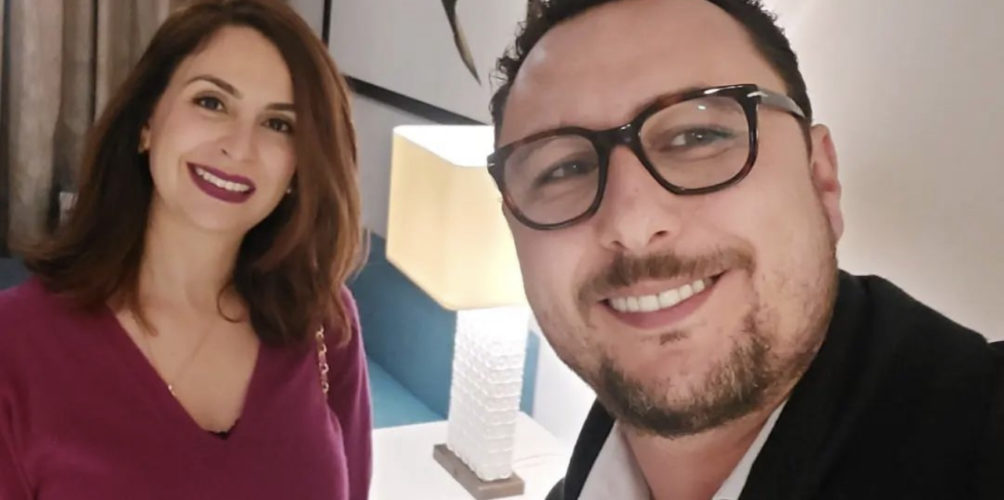 وصفها بأحلى نساء الكون.. صامد غيلان يتغزل في زوجته بمناسبة عيد ميلادها