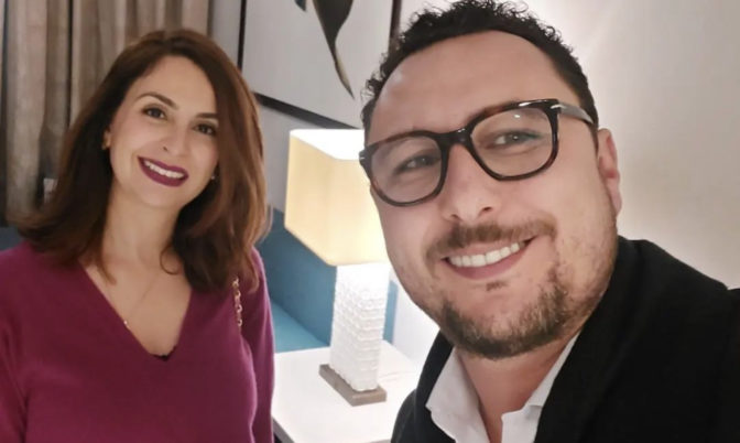 وصفها بأحلى نساء الكون.. صامد غيلان يتغزل في زوجته بمناسبة عيد ميلادها