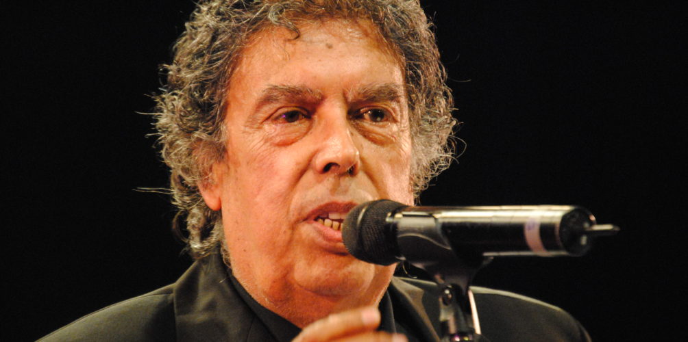 من الموسيقى إلى الفن التشكيلي.. عبد الوهاب الدكالي يعرض لوحاته الفنية في الدار البيضاء