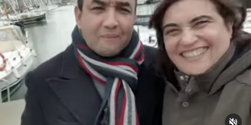 وصفها بـ&nbsp;&raquo;قدوة للسيدات&nbsp;&raquo;.. رشيد الوالي يعبر عن افتخاره  بزوجته بعد نجاحها في الامتحانات الجامعية