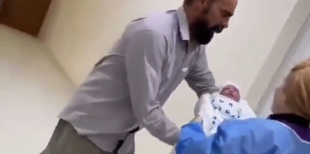 مؤثر.. أب استقبل مولوده الأول بعد 18 عاما من الحرمان (فيديو)