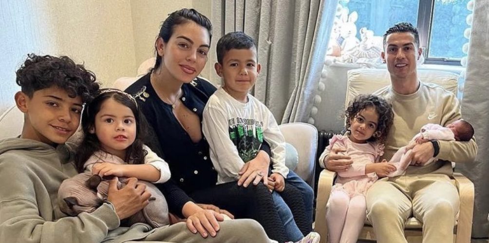 أيامًا قليلة بعد إعلان وفاة ابنه حديث الولادة.. رونالدو ينشر صورة عائلية ويشكر محبيه على دعمهم