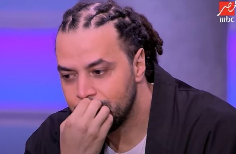 بسبب والدته.. عبد الفتاح الجريني ينهار بالبكاء ويكشف سبب غيابه عن بلده (فيديو)