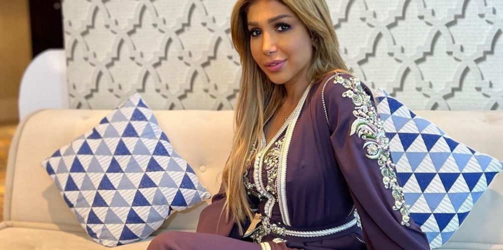 بعد هيفاء وهبي.. الفنانة اليمنية أروى تتألق بالقفطان المغربي(صور)