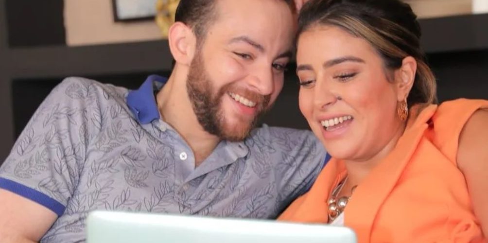 بصورة رومانسية  .. ساندية تاج الدين وناصر أقباب يثيران الجدل من جديد