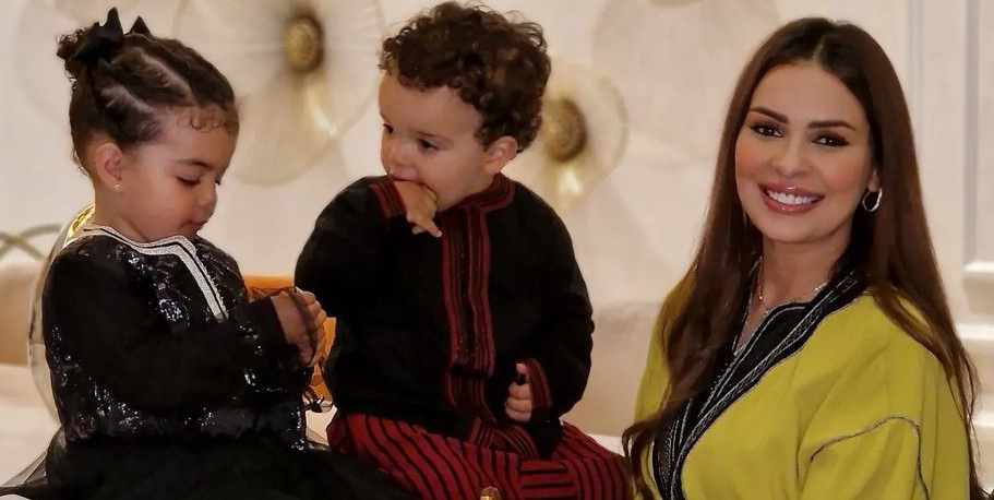 فوق العمارية.. صفاء حبيركو تحتفل بتوأمها في ليلة القدر (فيديو)