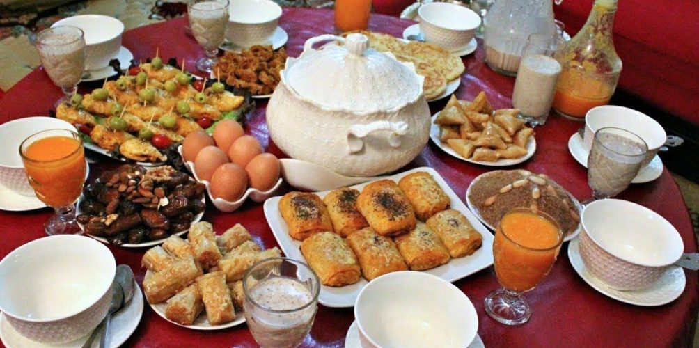 لتجنب المشاكل الصحية.. خبراء التغذية ينصحون بالابتعاد عن هذه الأطعمة في رمضان