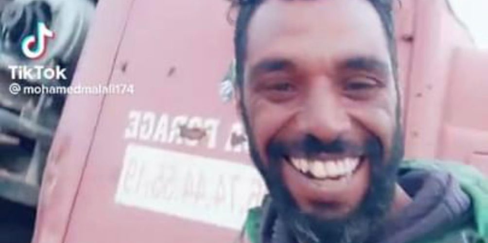 بابتسامته وعفويته.. شاب مغربي يتحول إلى نجم على »تيك توك » (فيديو)