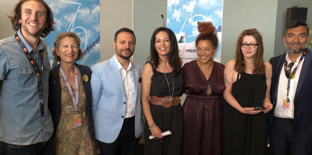 يتحدث عن الحب والمثلية.. الفيلم المغربي “القفطان الأزرق” يفوز بجائزة النقد الدولي في مهرجان “كان”