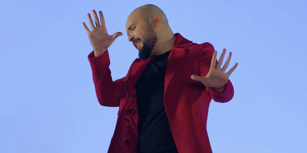 بعد تعرضه للخيانة من قبل حبيبته.. الدوزي يغني « مستحيل » (فيديو)