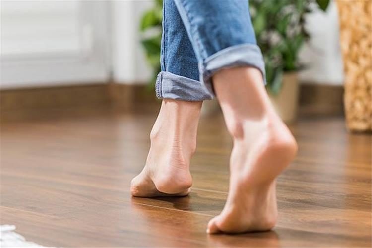 سلوك المشي بلا أحذية (بالحفا) فالصيف واش مضر بالقدمين؟.. طبيبة أخصائية تجيب (فيديو)