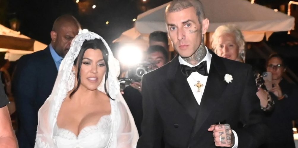 بحضور شقيقاتها.. زواج كورتني كارداشيان بالموسيقي ترافيس في حفل فخم في إيطاليا (صور)