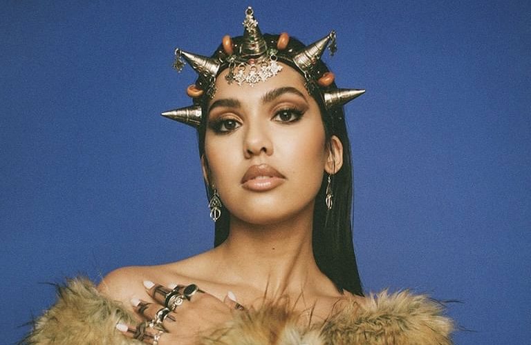 حناء وإكسسوارات أمازيغية.. منال أول مغربية وعربية تتعاون مع منصة « COLORS » الألمانية (فيديو)