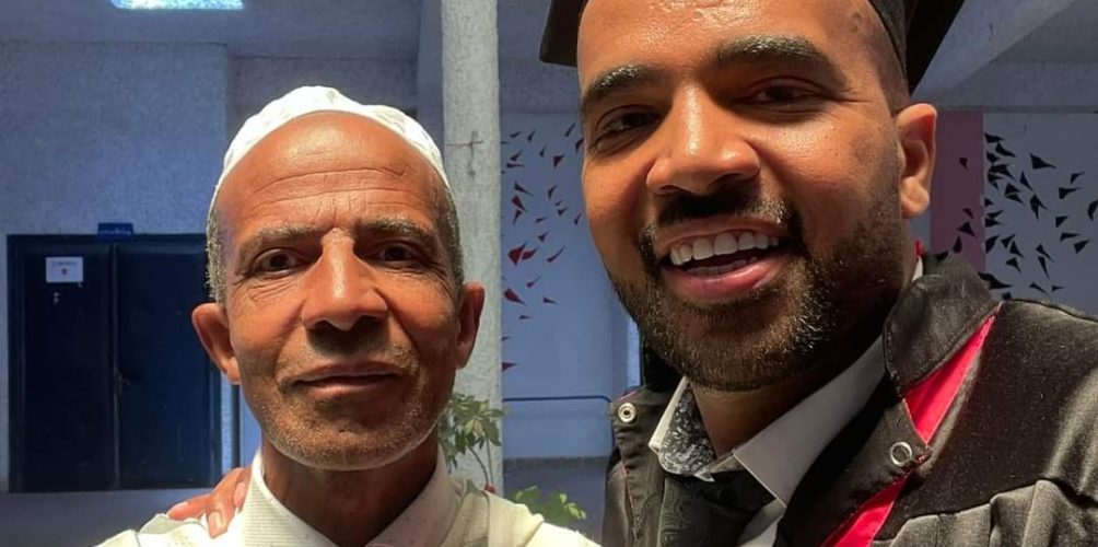 بعد حصوله على شهادة الدكتوراه.. الكوميدي باسو يهديها إلى والده اعترافا بتضحياته