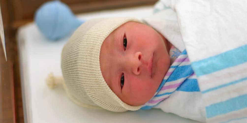 اللي ولدات مرتو يجلس حداها.. الحكومة تعدل قانون الوظيفة العمومية لمنح عطلة “الأبوة »