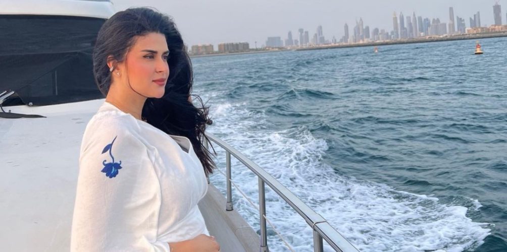 على متن يخت في دبي.. سلمى رشيد تتمنى عيد فطر سعيد لجمهورها (صور)