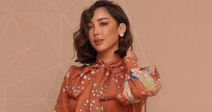 بمناسبة عيد ميلادها.. بسمة بوسيل تطلق كوفر « أصابك عشق » (فيديو)