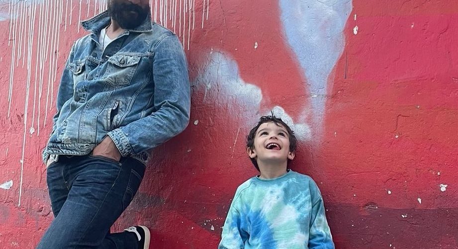 رفقة إبنه.. أسامة بسطاوي يثير إعجاب متابعيه(صورة)