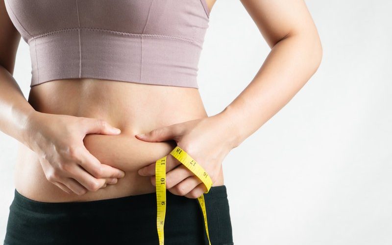 من بينها الحميات القاسية وقلة الحركة.. دراسات تكشف عن أسباب تراكم الدهون في البطن والخصر