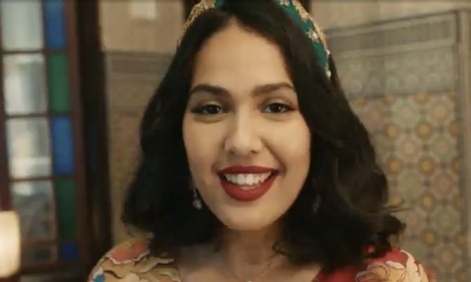 كليب يبرز الثرات المغربي.. منال تغرد خارج السرب بـ »ما خلاو ما قالو » (فيديو)