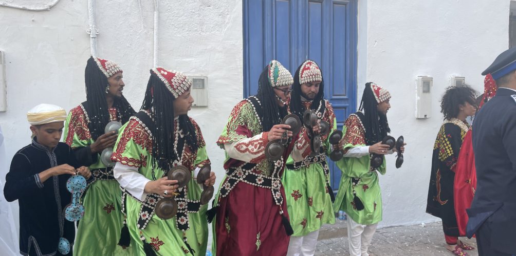 الدقة المراكشية/ عيساوة/ أحواش.. فرق موسيقية من الثرات في افتتاح مهرجان « گناوة » (صور)