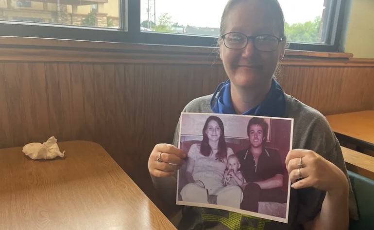 اختفت في عمر السنتين.. العثور على سيدة حية بعد أكثر من 40 عاما (فيديو)