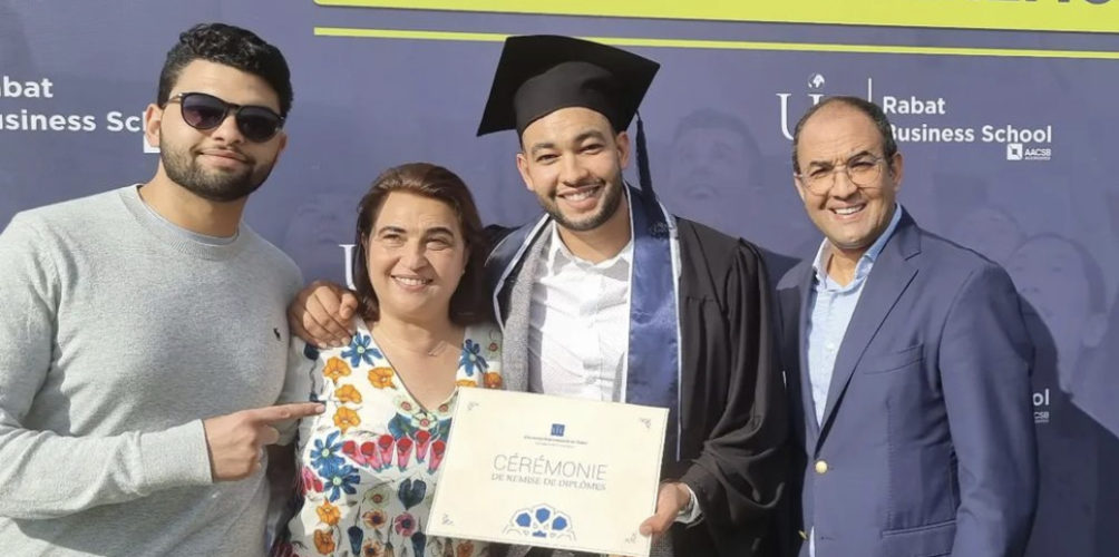 وصفها بأسعد اللحظات.. رشيد الوالي يحتفل بتخرج ابنه