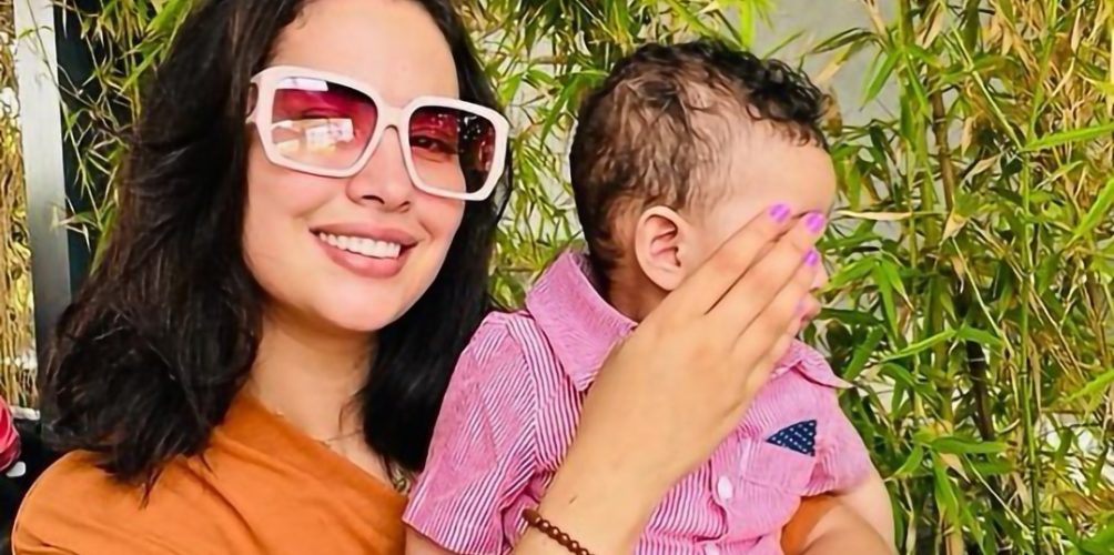 دون الكشف عن ملامح وجهه.. ابتسام العروسي تخطف الأنظار رفقة إبنها (صورة)