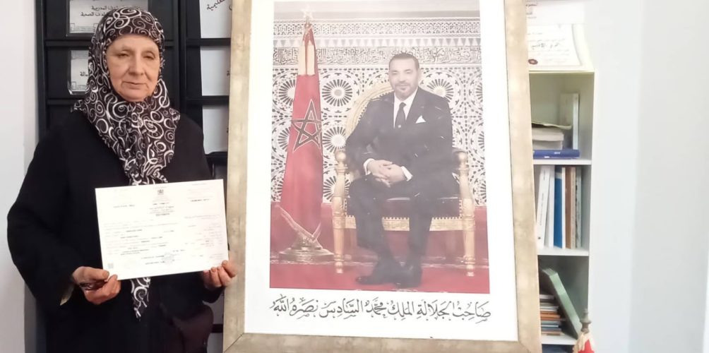 بعد انقطاع عن الدراسة دام لأزيد من 50 عاما.. ستينية تحصل على شهادة البكالوريا (صور)