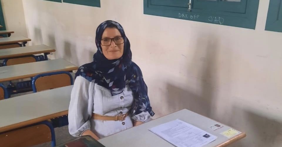 بعد انقطاع عن الدراسة لأزيد من 38 عاما.. سيدة تبلغ من العمر 55 عاما تنجح في الباك بميزة مستحسن