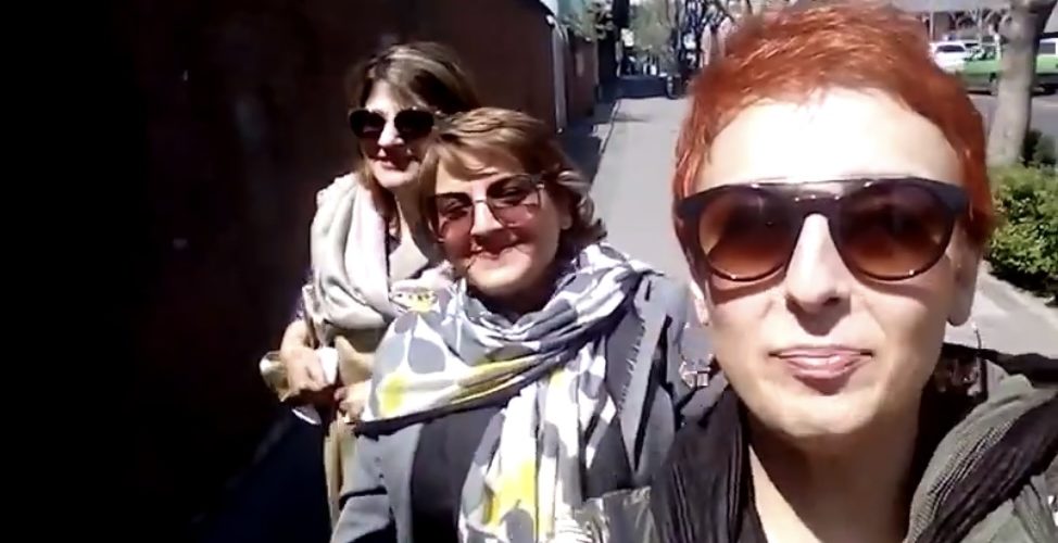 ظهرن وهن يخلعن الحجاب في الشوارع.. إيرانيات ينتفضن! (فيديو)