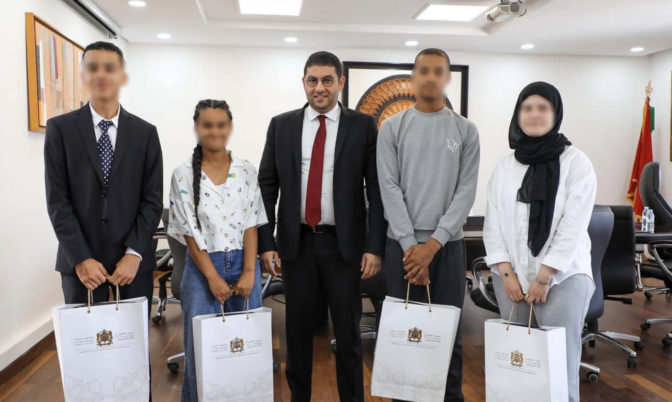 بعد حصول نزيلة على ميزة حسن جدا.. وزير الثقافة يستقبل نزلاء مراكز حماية الطفولة الحاصلين على البكالوريا