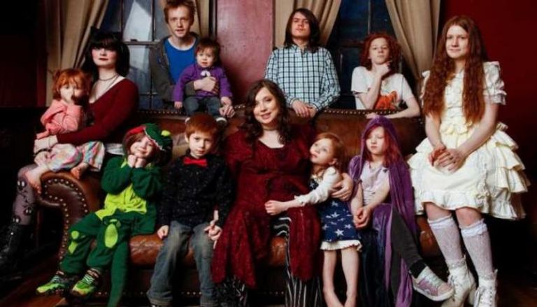 في سن الـ37 فقط.. امرأة تنجب طفلها الـ12 وتنتظر حفيدها الأول