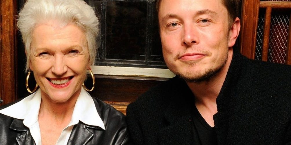 بجانب سيارته.. والدة أغنى رجل في العالم تنام في المرآب