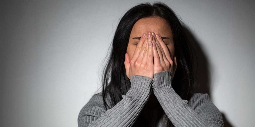 الخلافات العائلية من أبرز الدوافع.. عشرات المراهقين يتم استشفاؤهم من الانتحار سنويا