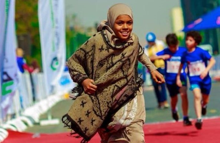 قصة للعبرة.. طفلة تبيع المناديل تفوز بسباق حافية القدمين وتصبح بطلة في أعين كثيرين