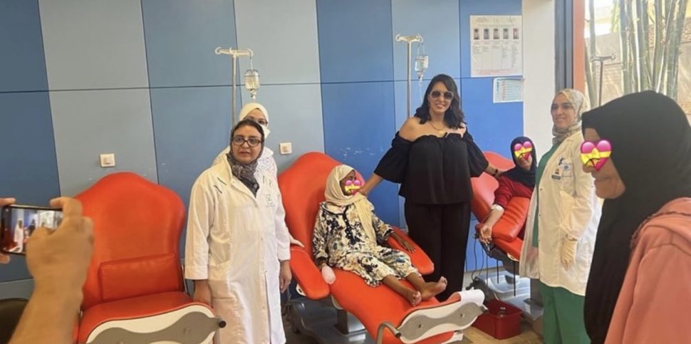 لتوعية النساء بضرورة الكشف المبكر عن سرطان الثدي.. أسماء لمنور في زيارة لمستشفى في بني ملال