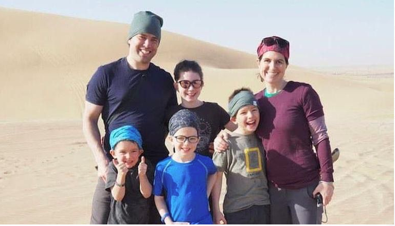 يعانون من مرض نادر.. أسرة تجوب العالم قبل أن يفقد أبنائهم البصر