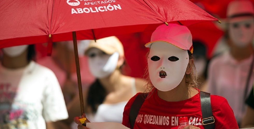 لإلغاء قانون سجنهم.. بائعات الهوى وأصحاب بيوت الدعارة يخرجون في مظاهرات في إسبانيا