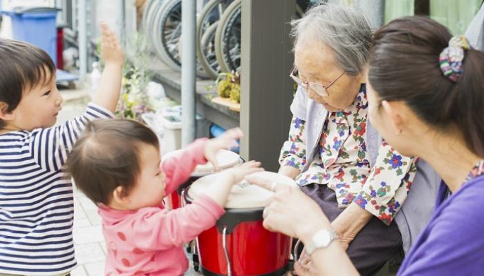 لرفع معنويات كبار السن.. دار مسنين في اليابان توظف أطفالا
