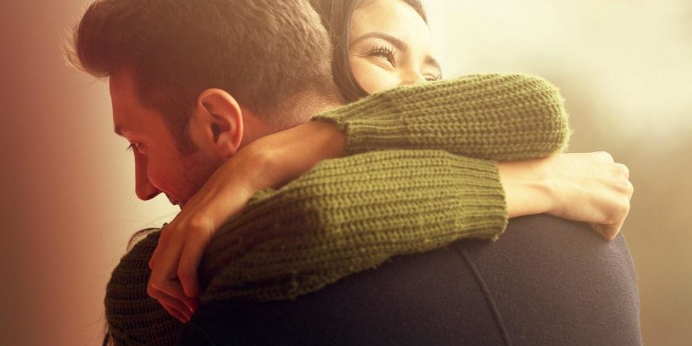 تنتجه أجسامنا عند العناق والوقوع في الحب.. « هرمون الحب » يعالج « القلب المكسور »