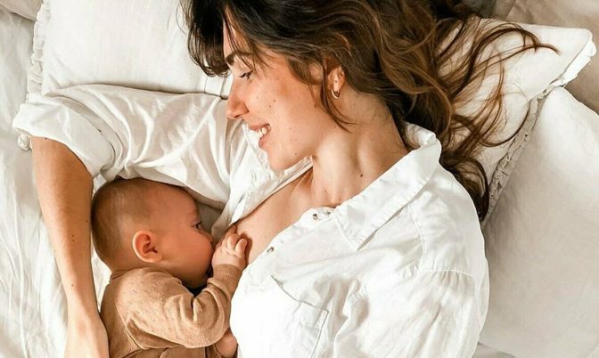 في حليب الأم.. علماء يكتشفون جزيئات بلاستيكية ويحذرون من خطورتها على الرضع