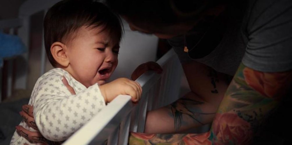 عرفوا معامن كتخليو ولادكم!.. مساعدة منزلية تحاول قتل طفلة رضيعة بطريقة مروعة