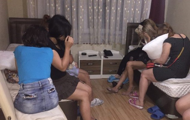 مقابل 30 درهم وأكلة “طاكوس”.. طفلة دون سن الـ9 تحكي كيف استغلت في تصوير أفلام إباحية