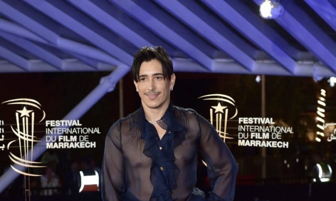 مغربي صاحب « أغرب إطلالة » في مهرجان السينما في مراكش: بدعوا وفرحوا الناس بحوايجكم (فيديو)
